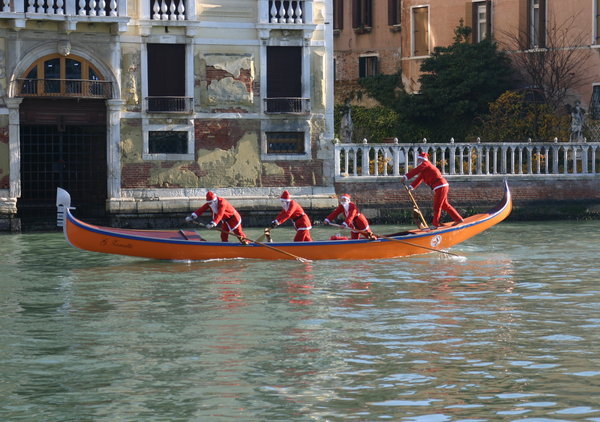 How Santa gets around in Venice