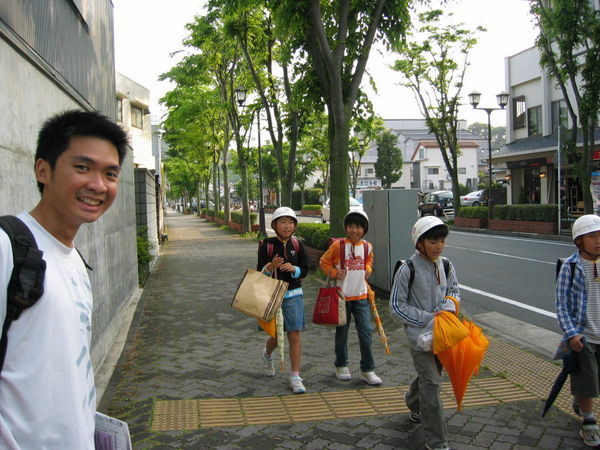 Japanese's elementary school kids! They all carry the same box-like school bags and wear the similar helmets! So cute!