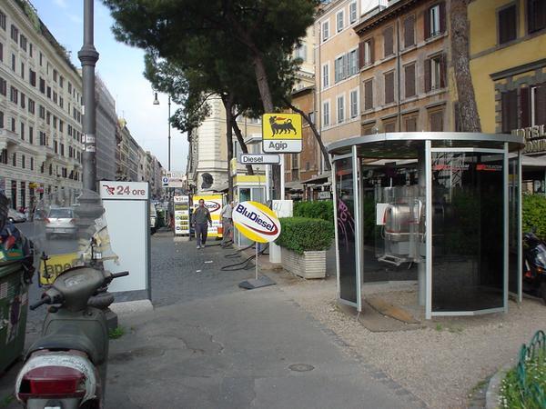 Mini roadside petrol station