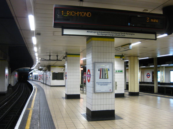Mansion House station at 4am