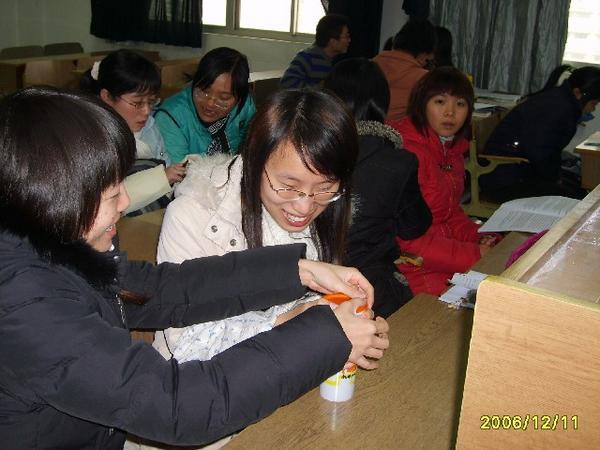 students closing a jar
