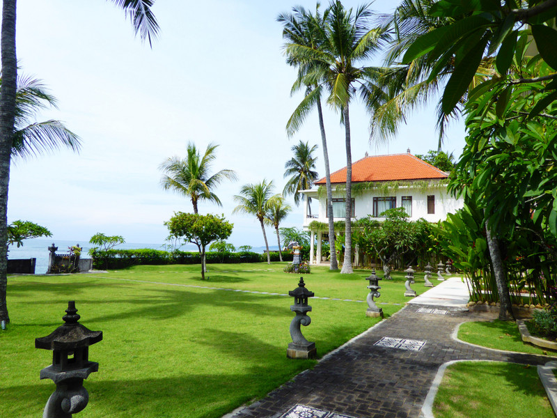 Genggong Hotel front lawn