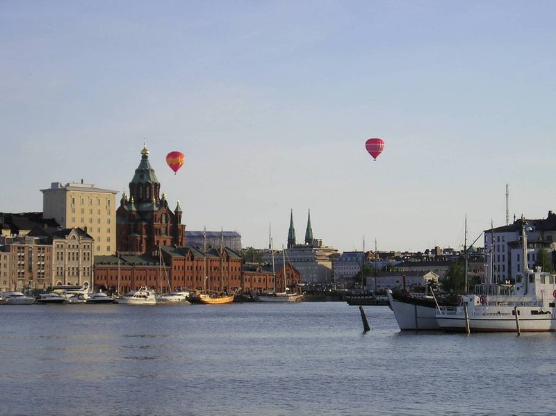 Ballonfahrer über Helsinki