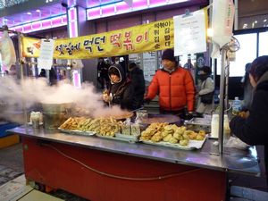 Myeong-dong food vendor (4)