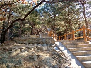 Trail to Mutianyu Great Wall (5)