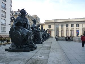 5 statues for the 5 continents