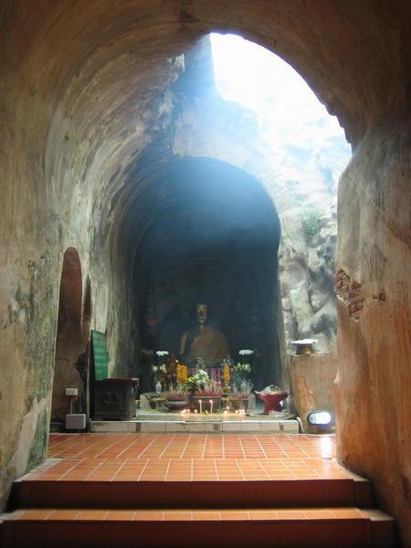 Buddha in the tunnels of Wat U Mong