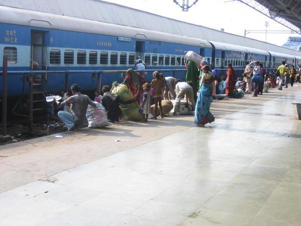Train boarding in Agra