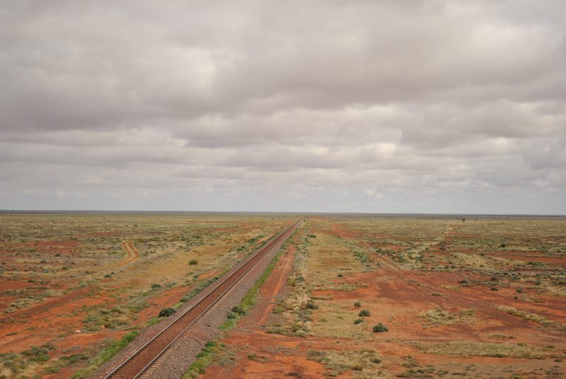 Ligne de chemin de fer perdue dans l'outback