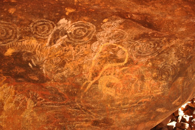 Grotte aborigène et vestiges d'anciennes peintures rupestres