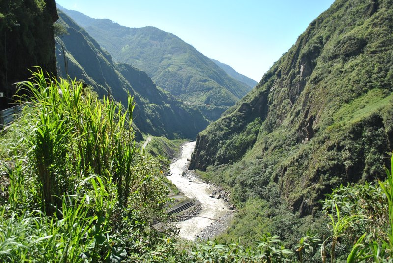 Route vers Rio Verde, le rio Pastaza coule juste en bas