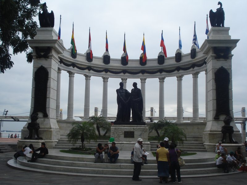 Monument érigé sur le Malecòn 2000 à l'effigie de Simon Bolivar et San Martin, les libérateurs de Guayaquil