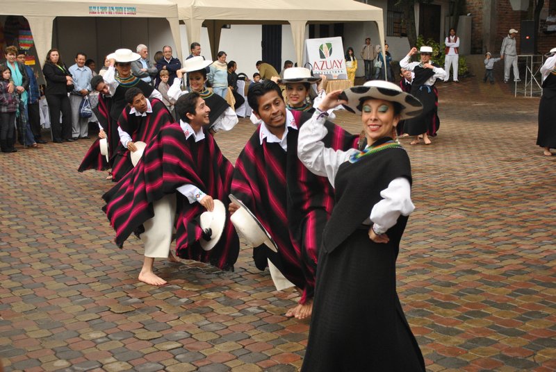 Danse traditionnelle au coin d'une rue