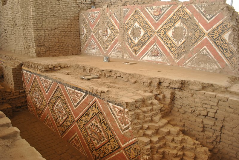 Huaca de la Luna : divers étages de la pyramide, partiellement enterré