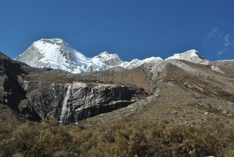Le Mont Huandoy et sa cascade, sur la route de la lagune