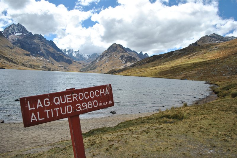 Laguna Querococha, sur la route du Pastoruri