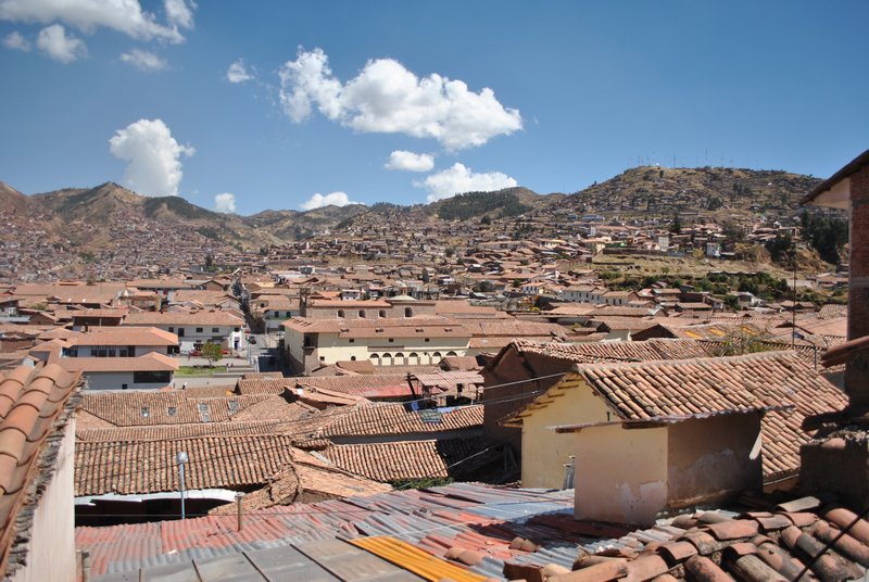 Les toits de Cuzco, le tout accroche aux montagnes environnantes