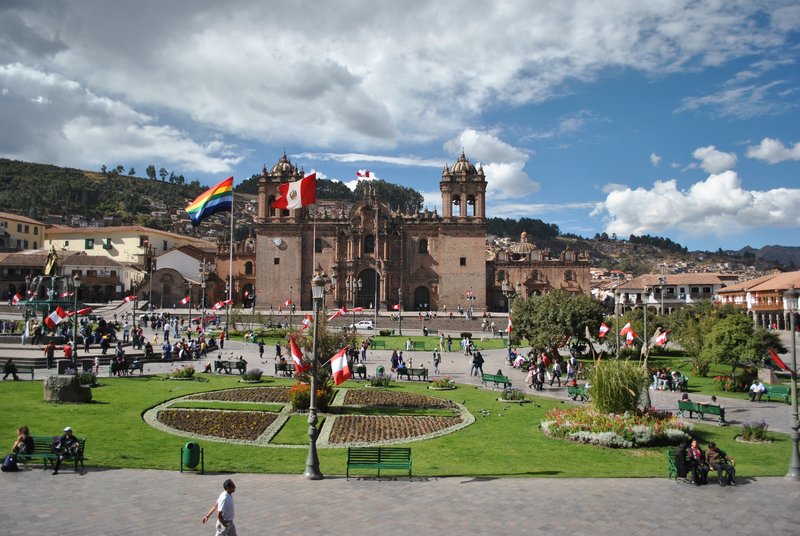 Plaza de Armas de Cuzco, drapeau peruvien au vent