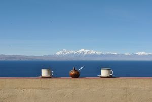 Isla del Sol : mate de coca devant le lac Titicaca et la Cordillère Royale