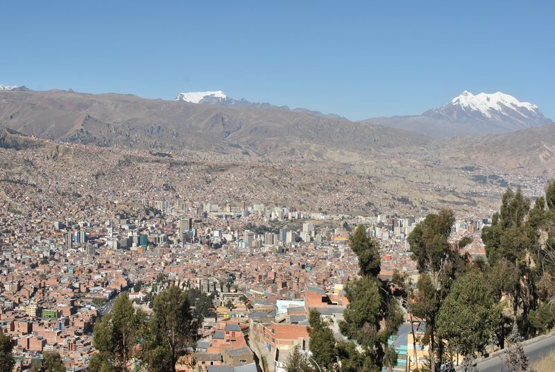 Centre-ville de La Paz, avec l'Illimani à droite