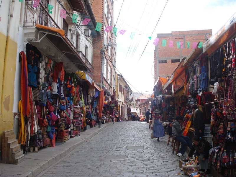 Une des innombrables rues pavées aux magasins traditionnels