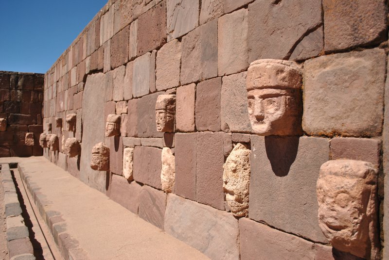 Nombreux visages de personnes vaincues par les Tiwanaku