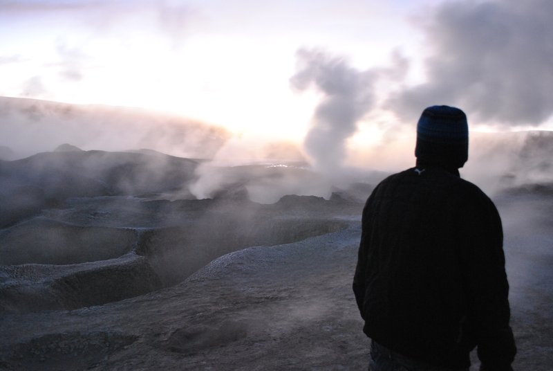 Alvarro en silhouette devant les geysers odorants