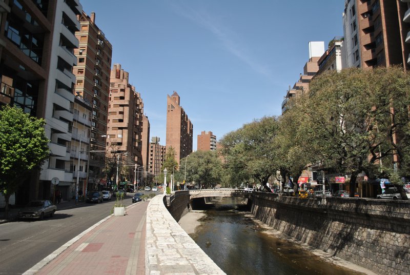 Rivière "La Cañada" serpentant à travers les immeubles de brique des années 70