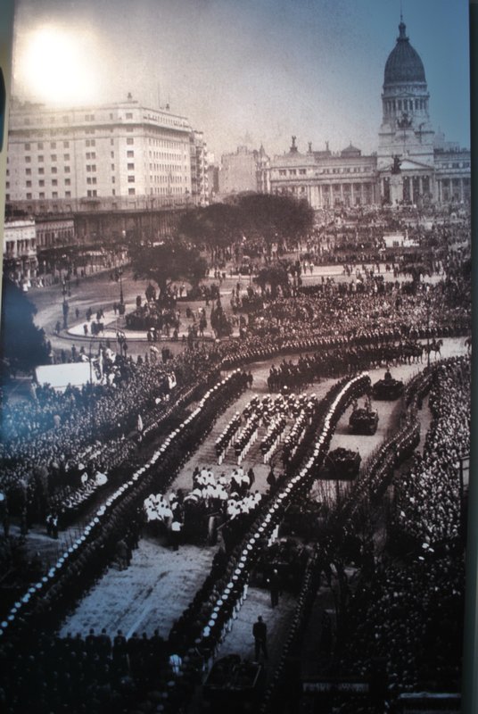 Jour d'enterrement d'Evita, en 1952 : la foule sur la Plaza de Mayo ! 