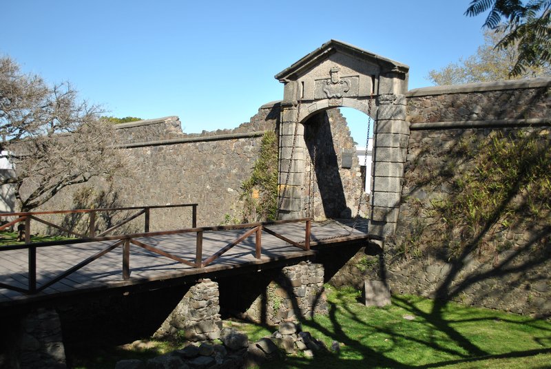 Entrée du quartier historique par un vieux pont levis, vestige d'une muraille entourant le village