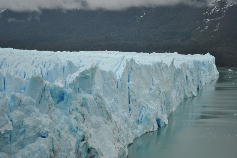 Observez les crevasses et la surface du glacier