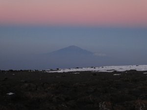 Sunrise from Uhuru Peak 5895m (24)