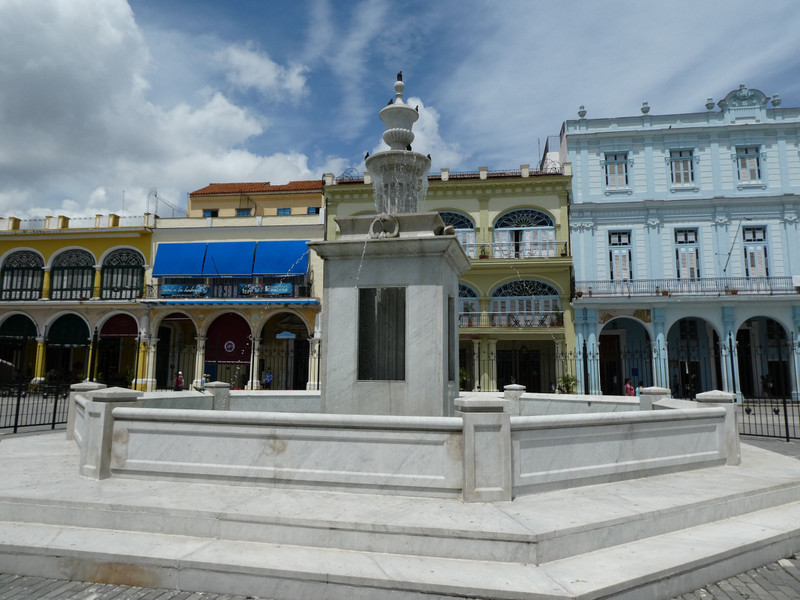 Plaza Vieja in Havana (5)