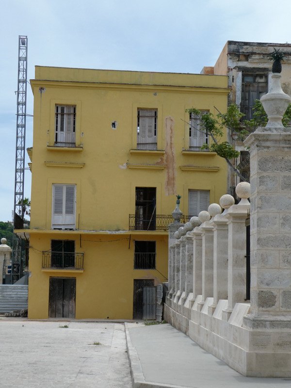 Where Che lived on Plaza de Armas - Military Square Havana