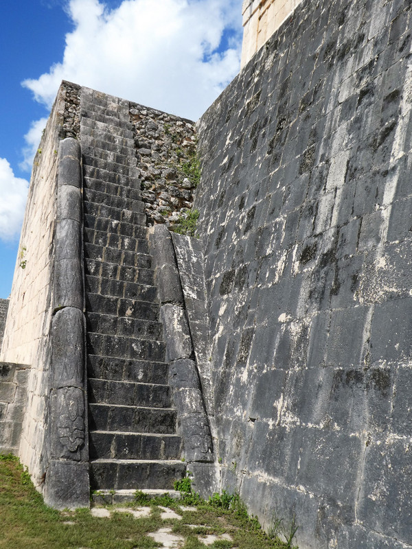 Chichén Itzá near Merida - larges Ball Court in Mayan empire (14)