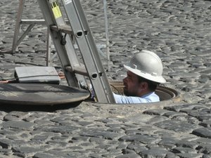Antigua Guatemala road repairer