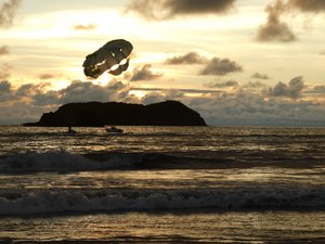 Manuel Antonio Sunset - parasailing (2)