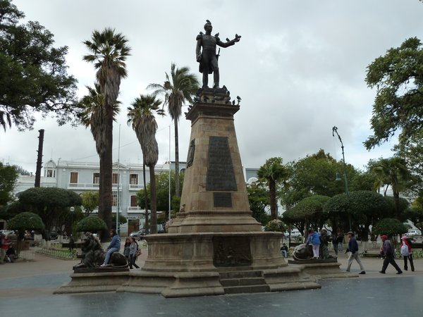 Statue in Plaza 25 de Mayo