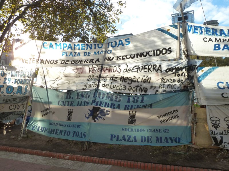 Demonstration banners Plaza del Mayo BA