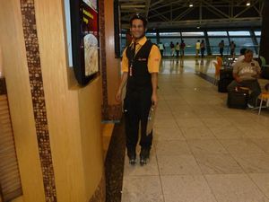 A waiter on rollerskates at the Salvador Airport