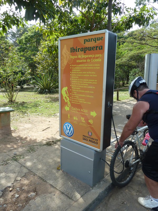 Park Ibirapuera in Jardin, Sao Paulo - bike pumps in park