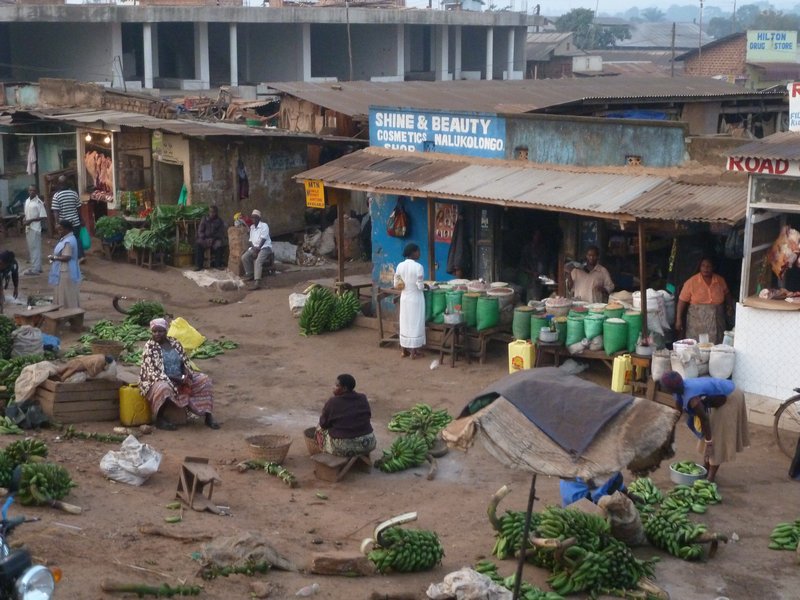 Market place between Kampala and Queen Eliz Park (2)