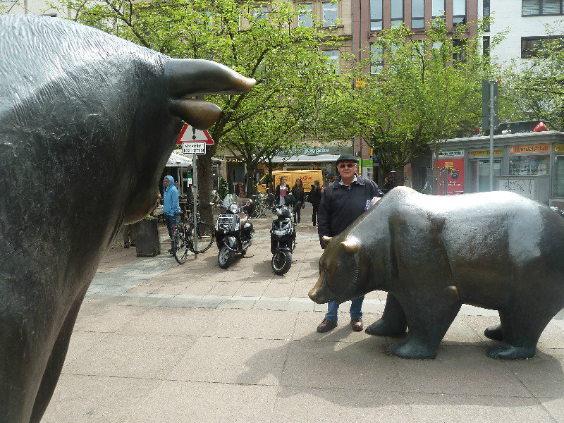 Bull and Bear outside Frankfurt Stock Exchange (3)