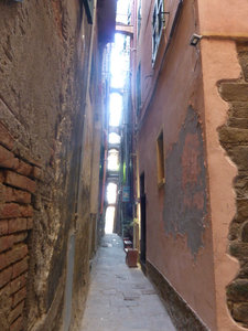 Vernazza narrow street in Cinque Terre Italy (19)