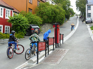 Electronic bike lift to help people go up the hill (1)