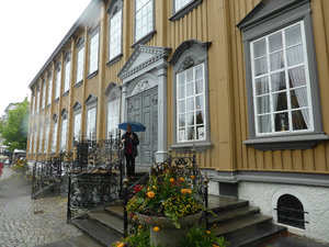 The Royal Residence Trondheim -Pam is on the steps under the umbrella (1)