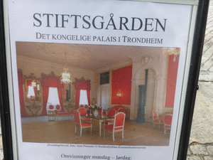 The Royal Residence Trondheim -Pam is on the steps under the umbrella (4)