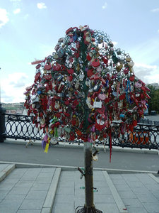 Moscow River in Moscow - fountains & trees of love locks (1)