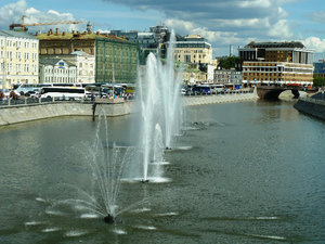 Moscow River in Moscow - fountains (1)