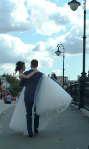 Moscow River in Moscow - many weddings on Saturday (17)